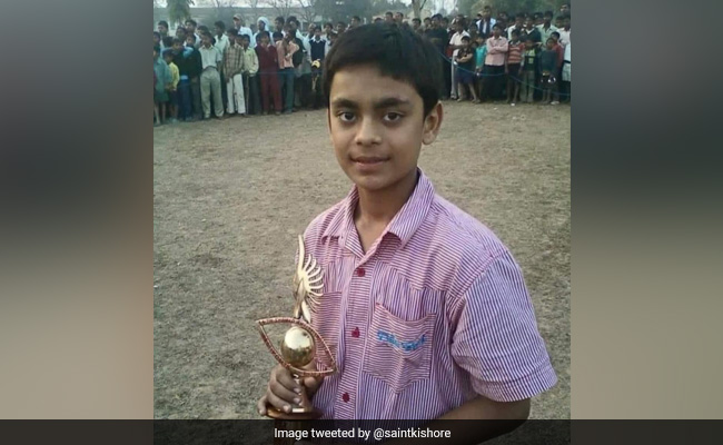 हाथ में ट्रॉफी लिए इस खिलाड़ी का क्या है नाम, अभी हाल ही में वनडे मैच में रौशन किया देश का नाम