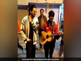 VIDEO: सड़क किनारे 'पानी दा रंग' गाना गा रहा था शख्स, अचानक सामने आ गए आयुष्मान खुराना VIDEO: सड़क किनारे 'पानी दा रंग' गाना गा रहा था शख्स, अचानक सामने आ गए आयुष्मान खुराना