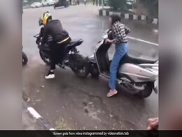 सड़क पर खड़ी बाइक को 'दीदी' ने स्कूटी से टक्कर मारकर गिराया, बोली- दिखता नहीं क्या? लोगों ने कहा- पापा की परी गलती नहीं करती... सड़क पर खड़ी बाइक को 'दीदी' ने स्कूटी से टक्कर मारकर गिराया, बोली- दिखता नहीं क्या? लोगों ने कहा- पापा की परी गलती नहीं करती...