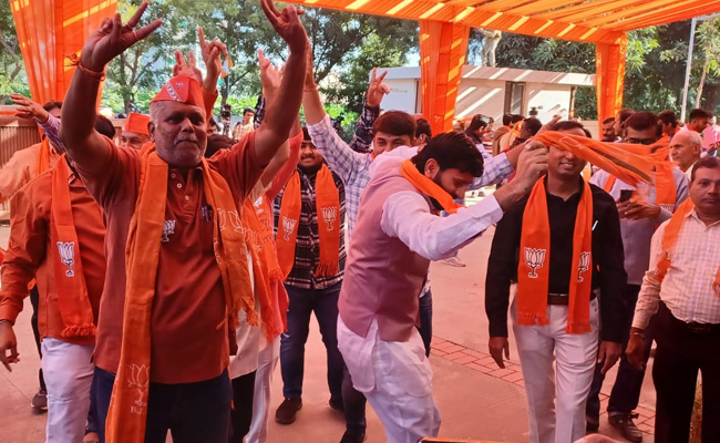 Video: Crackers Burst, Sweets Ready As BJP Surges Ahead In Gujarat