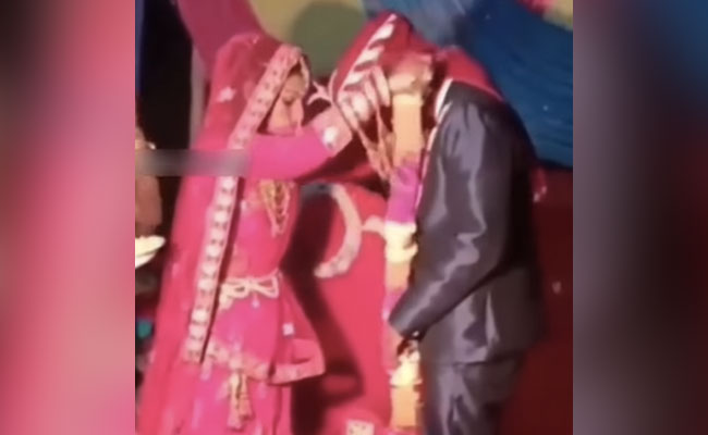 VIDEO: जयमाला के वक्त दूल्हे ने कर दी ऐसी हरकत, देखती रह गई दुल्हन
