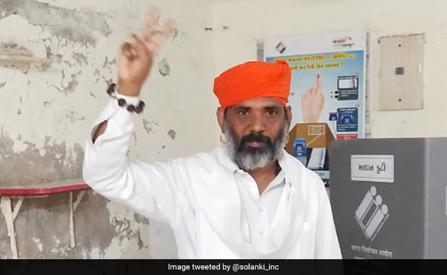 Gujarat Congress Candidate, Alleging EVM Tampering, Ties Noose Around Neck