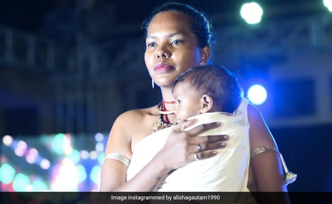 बेटी को सीने से लगाकर रैंप पर वॉक करने लगी मॉडल, लोगों ने तालियों के साथ कहा- मां है तो दुनिया है