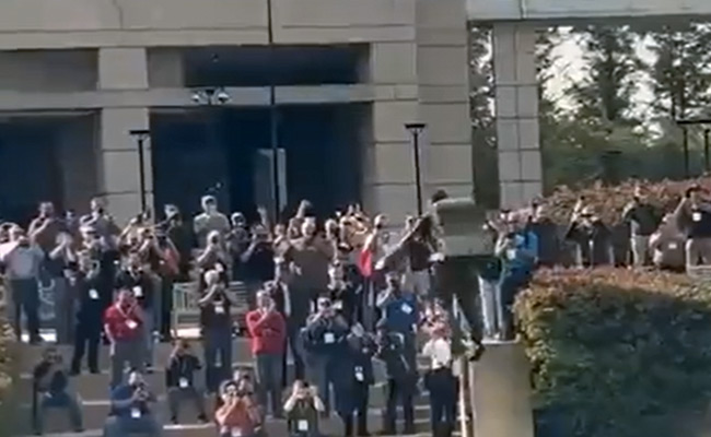 Video: Man Flies Using A Jetpack, Twitter Says "The Future Is Here"