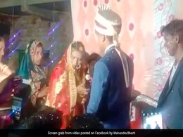 दुल्हन खिला रही थी मिठाई, दूल्हे ने छीनकर फेंका दोस्तों पर, गुस्से में आई दुल्हन ने जो किया देख उड़े लोगों के तोते, बोले- फायर है मैं ! दुल्हन खिला रही थी मिठाई, दूल्हे ने छीनकर फेंका दोस्तों पर, गुस्से में आई दुल्हन ने जो किया देख उड़े लोगों के तोते, बोले- फायर है मैं !