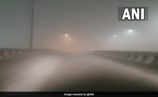 घने कोहरे की चपेट में दिल्ली समेत उत्तर भारत के कई इलाके, विजिबिलिटी घटने से गाड़ियों की रफ्तार हुई धीमी