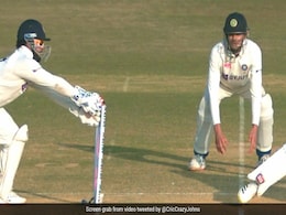 VIDEO: ऋषभ पंत में दिखी एमएस धोनी की झलक, सुपर फास्ट स्टंपिंग ने फैंस को बनाया दिवाना, दिलाया विकेट VIDEO: ऋषभ पंत में दिखी एमएस धोनी की झलक, सुपर फास्ट स्टंपिंग ने फैंस को बनाया दिवाना, दिलाया विकेट