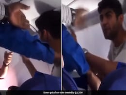 तुम जानते नहीं, मैं कौन हूं...प्लेन में बुरी तरह लड़ने लगे यात्री, वायरल हुआ Video, लोग बोले- फ्लाइट में घर वाली फीलिंग... तुम जानते नहीं, मैं कौन हूं...प्लेन में बुरी तरह लड़ने लगे यात्री, वायरल हुआ Video, लोग बोले- फ्लाइट में घर वाली फीलिंग...