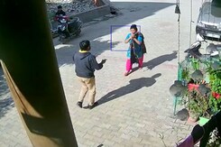 Video: Woman Robbed At Gunpoint Outside Her Home In Ghaziabad Video: Woman Robbed At Gunpoint Outside Her Home In Ghaziabad