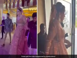 सामान की ट्राली बैग पर खड़ा कर के दुल्हन के भाइयों ने कराई एंट्री, VIDEO देख कर फैंस बोले- वाह क्या जुगाडू भाई हैं  सामान की ट्राली बैग पर खड़ा कर के दुल्हन के भाइयों ने कराई एंट्री, VIDEO देख कर फैंस बोले- वाह क्या जुगाडू भाई हैं