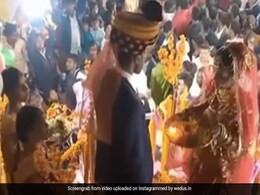 दुल्हन उतार रही थी दूल्हे की आरती, एक-दूसरे पर चप्पल-जूते बरसाने लगे बाराती, इसके बाद दूल्हे ने जो किया देख हैरान रह गए लोग दुल्हन उतार रही थी दूल्हे की आरती, एक-दूसरे पर चप्पल-जूते बरसाने लगे बाराती, इसके बाद दूल्हे ने जो किया देख हैरान रह गए लोग