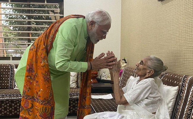 पीएम मोदी ने गुजरात में अंतिम चरण के मतदान से पहले अपनी मां से आशीर्वाद लिया