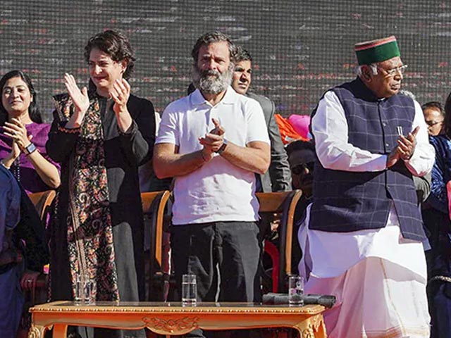 Gandhis Present, Congress Projects Unity At Himachal Oath