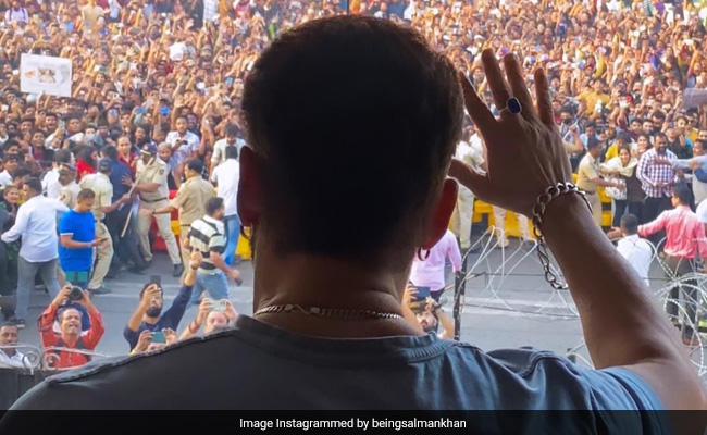 Birthday Boy Salman Khan Greets His Fans From Balcony, Shares A Thank You Note