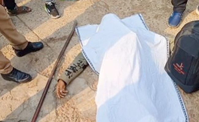 हादसा या लापरवाही : ट्रेन में सफर कर रहे यात्री के गर्दन से आर-पार हुआ लोहे का सरिया, मौत