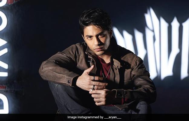 शाहरुख खान ने फैमिली के साथ देखी 'पठान', आर्यन खान को हंसता देख फैंस हुए हैरान, बोले- 'आईला वह हंसता भी है'