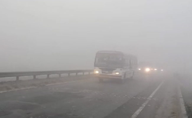 घने कोहरे की चादर में लिपटा दिल्ली-एनसीआर, विजिबिलिटी कम होने से धीमी हुई गाड़ियों की रफ्तार घने कोहरे की चादर में लिपटा दिल्ली-एनसीआर, विजिबिलिटी कम होने से धीमी हुई गाड़ियों की रफ्तार