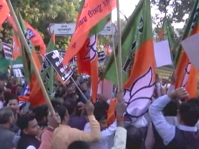 J&K : "बेहिसाब" नकदी बरामदगी को लेकर BJP का विरोध प्रदर्शन, कांग्रेस सांसद के खिलाफ कार्रवाई की मांग