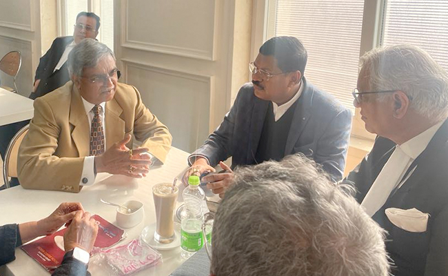 Video: 2 Supreme Court Judges Make Surprise Visit To Canteen