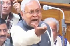 नीतीश कुमार गुस्से में भाजपा विधायकों पर चिल्लाते हुए बोले "तुम नशे में हो" नीतीश कुमार गुस्से में भाजपा विधायकों पर चिल्लाते हुए बोले "तुम नशे में हो"