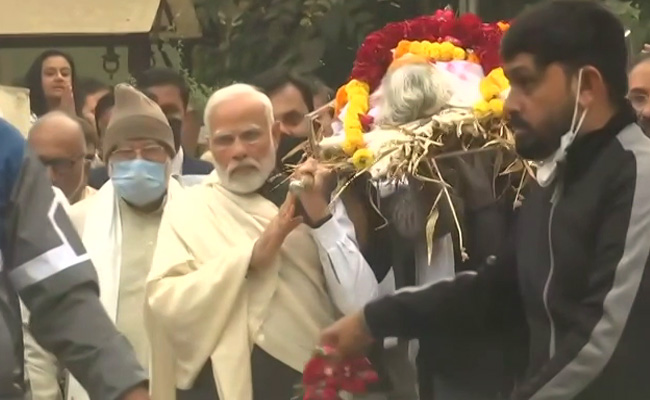 UPDATES: PM मोदी की मां हीराबेन का निधन, देश-दुनिया के नेता दे रहे श्रद्धांजलि