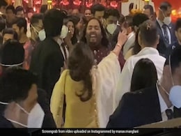 मुकेश अंबानी के घर एंटीलिया में उत्सव का माहौल, आलिया के साथ पहुंचे रणवीर तो पिंक साड़ी में जान्हवी आईं नजर मुकेश अंबानी के घर एंटीलिया में उत्सव का माहौल, आलिया के साथ पहुंचे रणवीर तो पिंक साड़ी में जान्हवी आईं नजर