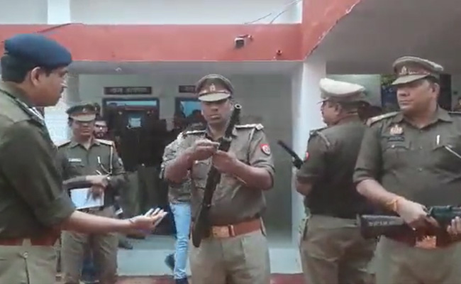 VIDEO: यूपी में पुलिसवाला बंदूक में नहीं डाल पाया गोली, डीआईजी के सामने फिर दिया अजीबोगरीब तर्क