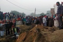 3 Migrant Labourers Got Buried While Fitting Sewage Pipes In Haryana 3 Migrant Labourers Got Buried While Fitting Sewage Pipes In Haryana