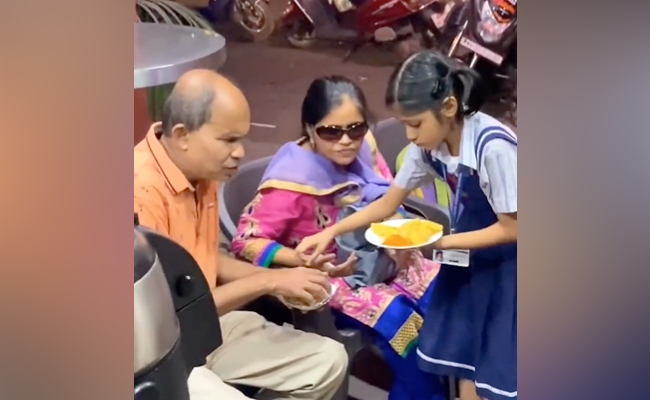 बूढ़े और नेत्रहीन माता पिता की श्रवण कुमार है ये बेटी, VIDEO देख हो जाएंगे इमोशनल