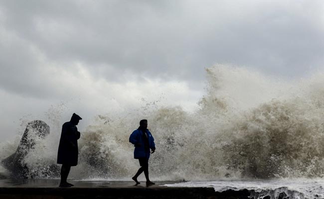 तमिलनाडु में चक्रवात मैंडूस से 4 की मौत, कई इलाकों में ब्लैकआउट, सड़कें भी जलमग्न : 10 बड़ी बातें