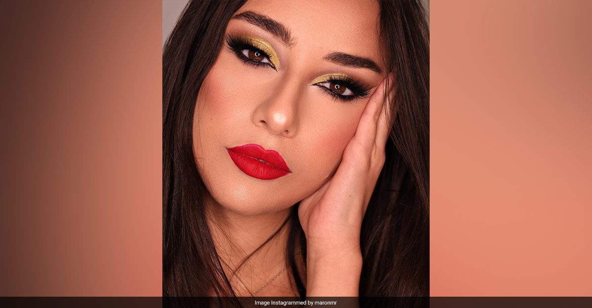 Beauty Tips On How To Deck Up With Gold Glitter Makeup For Christmas 2022