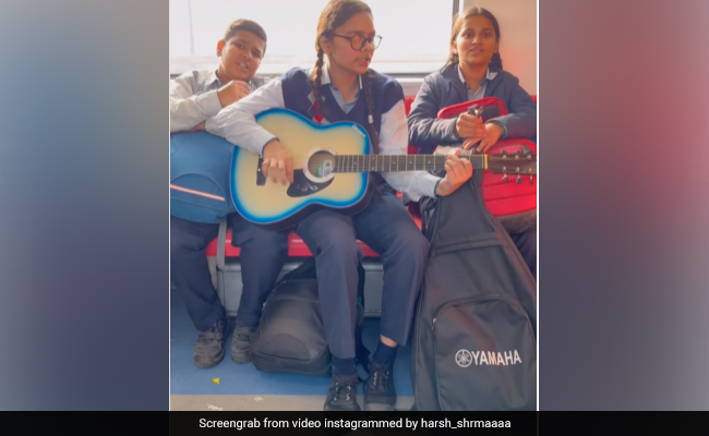 Video Of Student Playing Guitar, Singing '<i>Mann Bharrya</i>' With Her Friends In Delhi Metro Goes Viral