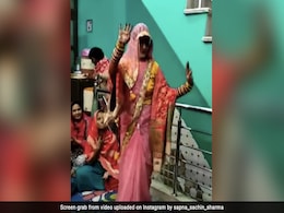 नई-नवेली दुल्हन ने घूंघट में किया धमाकेदार डांस तो देखने वालों की लग गई भीड़, लोग बोले- ‘ये है मर्यादा, वरना आजकल तो..’ नई-नवेली दुल्हन ने घूंघट में किया धमाकेदार डांस तो देखने वालों की लग गई भीड़, लोग बोले- ‘ये है मर्यादा, वरना आजकल तो..’