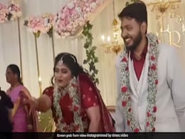 शादी की स्टेज पर दुल्हन ने किया ऐसा बिंदास डांस कि शर्मा गया दूल्हा, चकराया देखने वालों का सिर...VIDEO शादी की स्टेज पर दुल्हन ने किया ऐसा बिंदास डांस कि शर्मा गया दूल्हा, चकराया देखने वालों का सिर...VIDEO