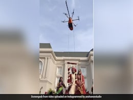 शादी की स्टेज पर जब ड्रोन से लटका जयमाला तो दूल्हा ही नहीं मेहमान भी रह गए हैरान,  लोगों के यूं आए मजेदार रिएक्शन शादी की स्टेज पर जब ड्रोन से लटका जयमाला तो दूल्हा ही नहीं मेहमान भी रह गए हैरान,  लोगों के यूं आए मजेदार रिएक्शन