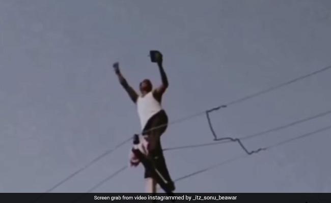 गर्लफ्रेंड से प्यार का इजहार करने के लिए बिजली के खंभे पर चढ़ा शख्स, फिर किया ऐसा तांडव, लोगों की रूह कांप गई