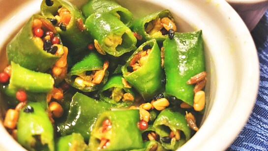 Delicious Meal: कुछ हटकर और स्पाइसी खाने का है मन तो ट्राई करें अचारी हरी मिर्च की सब्जी