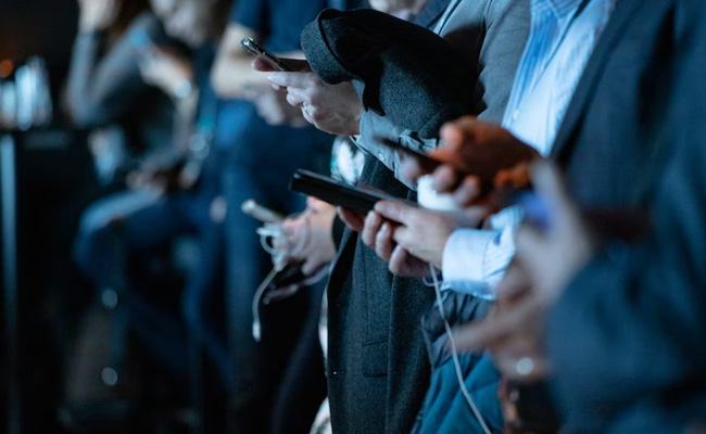 US High School Bans Mobile Phones, Students Are Happier Than Ever: Report