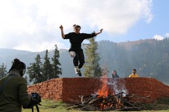 Watch: Taapsee Pannu Runs An Obstacle Course With Soldiers Watch: Taapsee Pannu Runs An Obstacle Course With Soldiers