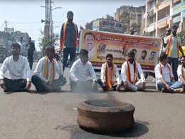 Maharashtra-Karnataka Dispute: कन्नड़ संगठन के सदस्यों ने बेलगावी में जलाया टायर, छात्रों से की मारपीट Maharashtra-Karnataka Dispute: कन्नड़ संगठन के सदस्यों ने बेलगावी में जलाया टायर, छात्रों से की मारपीट
