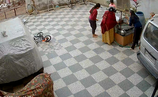 MP : घर के आंगन में खेलते हुए कुएं में गिरा बच्चा , CCTV में कैद हुआ हादसा