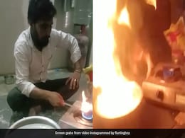 दाल में तड़का लगा रहा था, पूरे कमरे में ही आग लगा दी! लोग बोले- सरसों का तेल था या मिट्टी का... दाल में तड़का लगा रहा था, पूरे कमरे में ही आग लगा दी! लोग बोले- सरसों का तेल था या मिट्टी का...