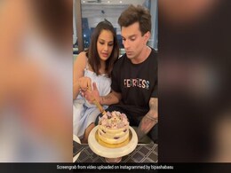 Video: एक महीने की हुई बिपाशा और करण की बेटी देवी, वीडियो शेयर कर फैंस के साथ मनाया जश्न Video: एक महीने की हुई बिपाशा और करण की बेटी देवी, वीडियो शेयर कर फैंस के साथ मनाया जश्न