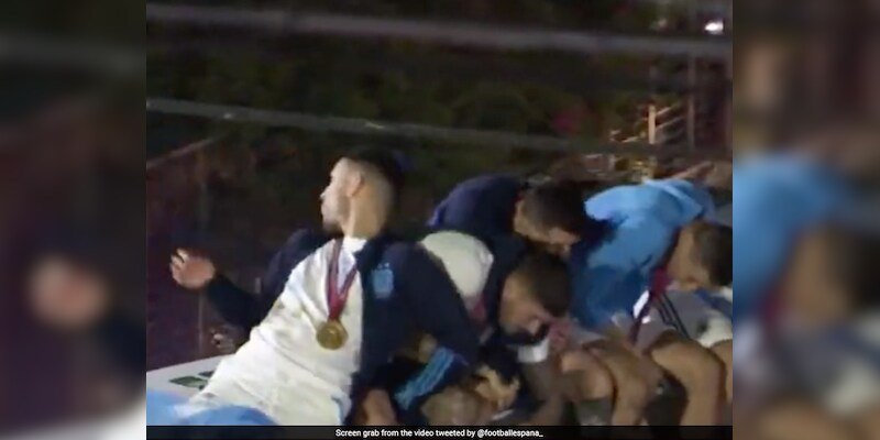 Video: Lionel Messi Among 5 Argentina Players Nearly Knocked Off Parade Bus - Vimarsana News