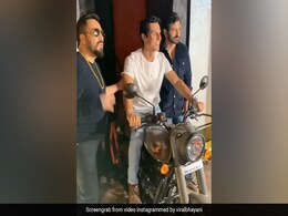 रणदीप हुड्डा को बेस्ट फ्रेंड मीका सिंह ने गिफ्ट की बुलेट बाइक, जानें तोहफा देने की खास वजह रणदीप हुड्डा को बेस्ट फ्रेंड मीका सिंह ने गिफ्ट की बुलेट बाइक, जानें तोहफा देने की खास वजह