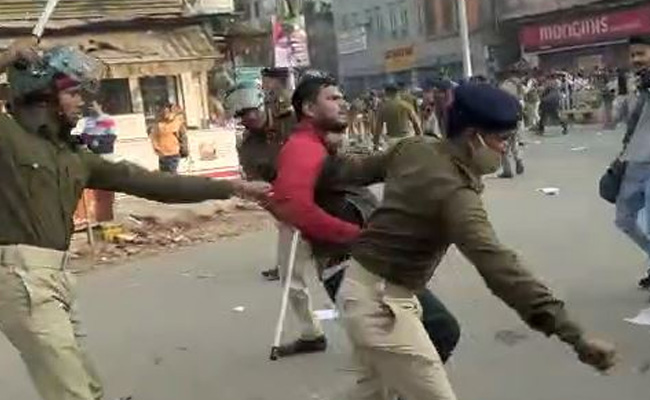 पटना में शिक्षक अभ्यर्थियों को पुलिस ने दौड़ा-दौड़ाकर पीटा, नियुक्ति की मांग को लेकर कर रहे थे प्रदर्शन