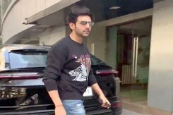 अभिनेता कार्तिक आर्यन अंधेरी इलाके में दिखे, फैंस के साथ क्लिक की तस्वीरें अभिनेता कार्तिक आर्यन अंधेरी इलाके में दिखे, फैंस के साथ क्लिक की तस्वीरें