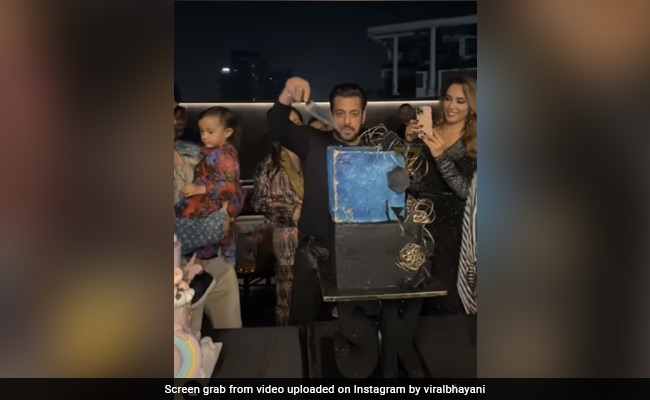 Salman Khan ने फैमिली संग कुछ ऐसे मनाया 57वां बर्थडे, पैपराजी के साथ भी काटा केक, INSIDE VIDEO वायरल
