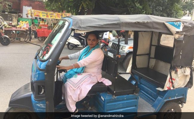 पति की मौत हो गई तो पत्नी ने ई-रिक्शा चलाना शुरु किया, आनंद महिंद्रा ने कहा- आप हिम्मत हैं!