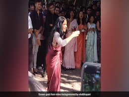 इस लड़की ने बीच सड़क 'पुष्पा' के 'सामी सामी' गाने पर किया ताबड़तोड़ डांस, लोगों की लग गई भीड़ इस लड़की ने बीच सड़क 'पुष्पा' के 'सामी सामी' गाने पर किया ताबड़तोड़ डांस, लोगों की लग गई भीड़